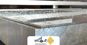 نمای نزدیک از سطح تسمه آلومینیوم با آلیاژ 5083 با برش دقیق صنعتی، مناسب استفاده در کشتی‌سازی و تجهیزات دریایی، تولید و عرضه توسط کارخانه جهان آذر