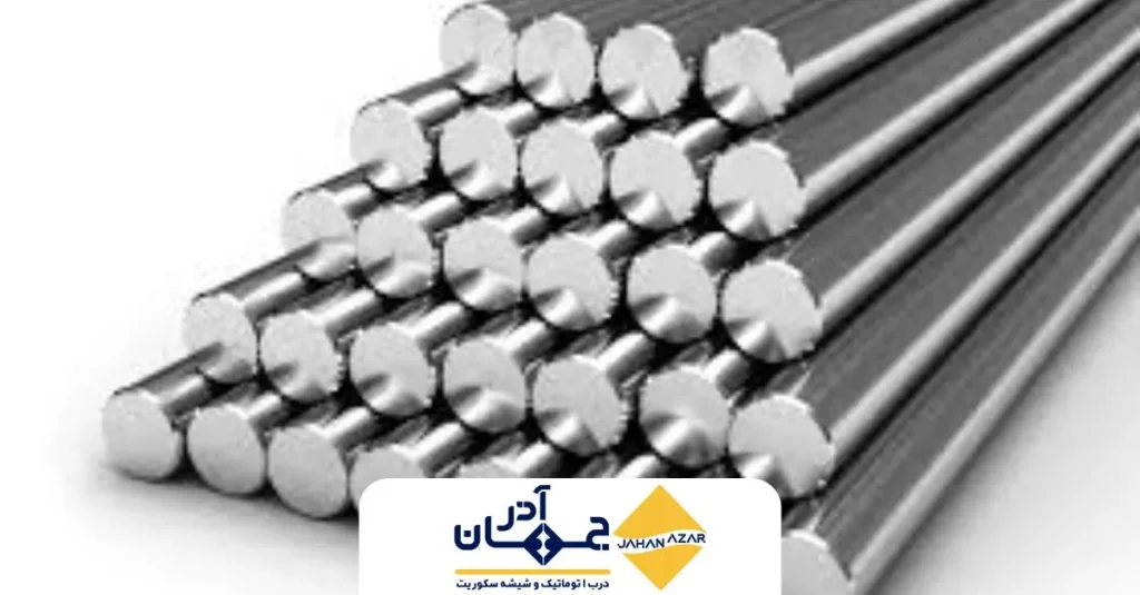 میلگرد ساده چیست ؟نمای نزدیک از شاخههای میلگرد ساده فولادی با سطح صاف و براق تولید کارخانه جهان آذر، مناسب برای مصارف صنعتی و ساختمانی