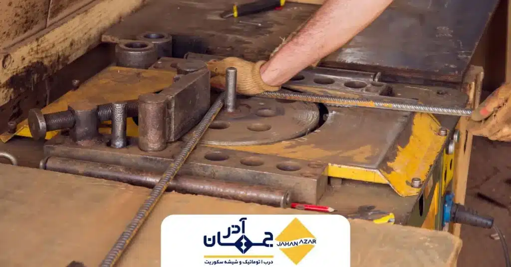 کارگر در حال خمکاری میلگرد روی دستگاه صنعتی؛ نمونهای از مقایسه عملکرد میلگرد ساده و آجدار در فرآیند شکلدهی و استفاده سازهای