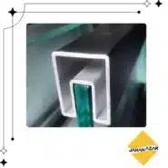 نمای نزدیک هندریل مکعبی ۱۰ میل نصب شده روی شیشه سکوریت ۱۰ میلیمتری، مناسب نرده شیشهای بالکن و پله